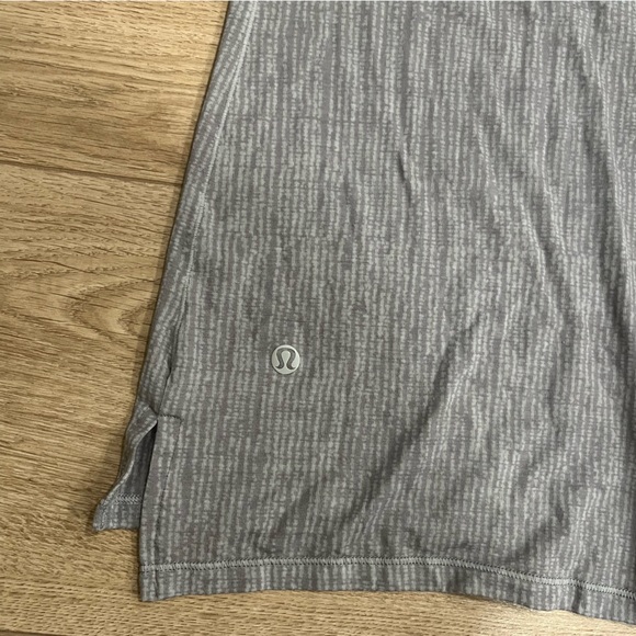 Lululemon Women’s V Back Rolled Short Sleeve T-shirt Size 8 - Picture 4 of 6